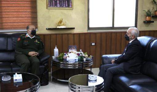 وزير التنمية الاجتماعية أيمن المفلح و مدير المؤسسة الاستهلاكية العسكرية العقيد محمد الحديد