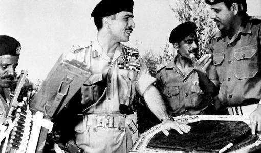 الحسين اثناء تفقده موقع معركة الكرامة
