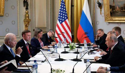 بوتين وبايدن خلال الاجتماع في فيلا لا غرانج في سويسرا