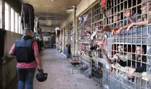 مراسل التلفزيون السوري اثناء زيارة  لسجن حلب المركزي (الفضائية السورية)