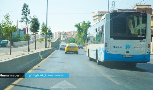 صورة أرشيفية | باص عمان يسير في شارع الملكة رانيا على يمين مسار الباص سريع التردد