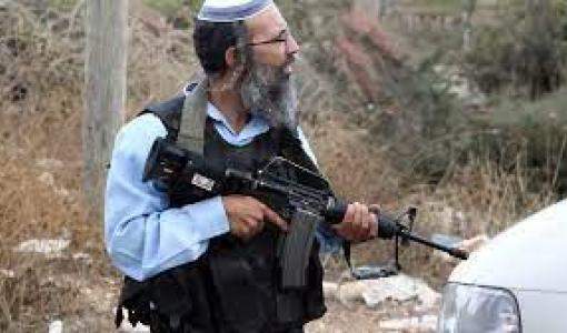 مستوطن إسرائيلي يحمل سلاحا