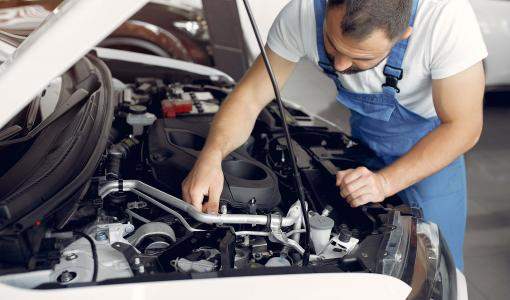 فني ميكانيك السيارات | Freepik Images