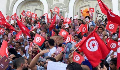 متظاهرون تونسيون امام المسرح البلدي في العاصمة تونس 26 أيلول 2021