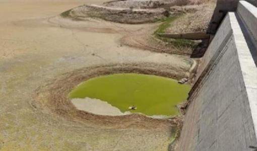 صورة تظهر جفاف سد الوالة من المياه