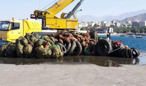 إطارات كاوتشوك مستخرجة من بحر العقبة