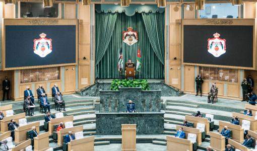 الملك أثناء إلقائه خطاب العرش لافتتاح الدورة العادية الأولى لمجلس الأمة التاسع عشر