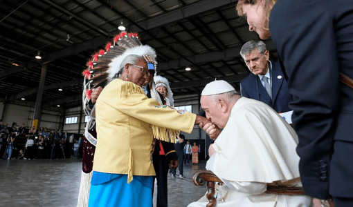 بابا الفاتيكان أثناء زيارته كندا