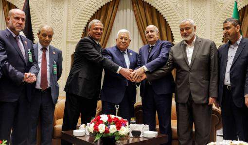 الرئيس الجزائري عبد المجيد تبون يتوسط الرئيس الفلسطيني محمود عباس ورئيس المكتب السياسي لحركة حماس إسماعيل هنية،الجزائر-5 نموز 2022