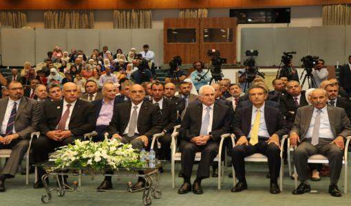 رئيس الوزراء خلال حفل تكريم الفائزين في الدورة الثالثة عشرة من جائزة الموظف المثالي