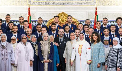 تكريم منتخب المغرب مع أمهاتهم تكريم منتخب المغرب مع أمهاتهم