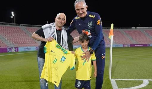 مدرب البرازيل يشكر الشاب الفلسطيني
