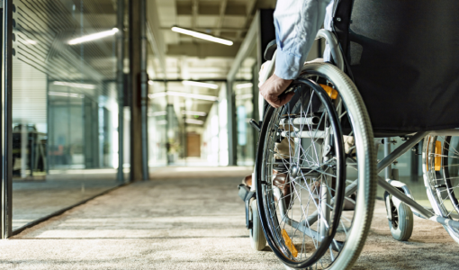 تعبيرية | مريض يدخل المستشفى على كرسي متحرك