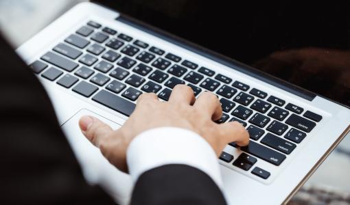 تحديث البيانات باستخدام التكنولوجيا لابتوب | تعبيرية