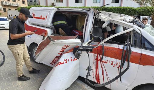 سيارة إسعاف في غزة دمرتها طائرات الاحتلال خلال استهدافها الطواقم الطبية
