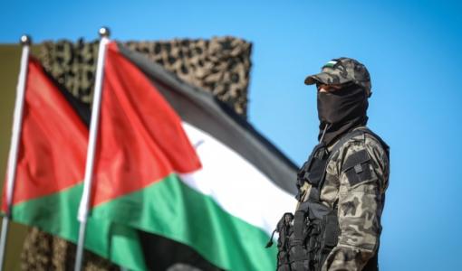 أحد رجال المقاومة الفلسطينية مع علم فلسطين