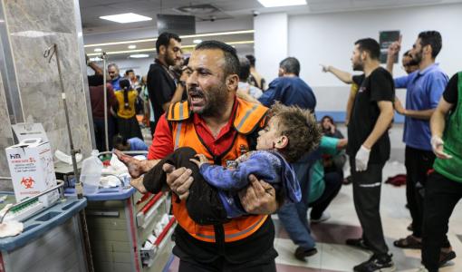 طفل مصاب إثر قصف المستشفى المعمداني في غزة