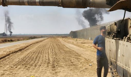 فلسطيني بجوار دبابة إسرائيلية