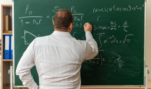معلم يكتب على اللوح معلم يكتب على اللوح | freepik