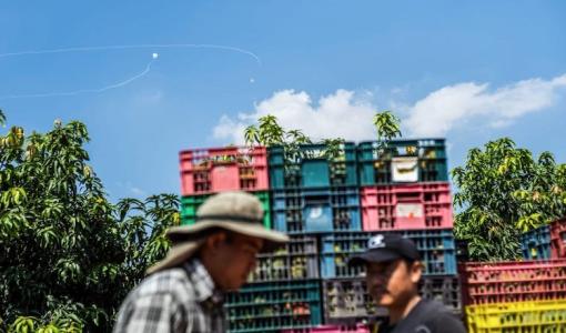 قذيفة فوق إحدى المزارع في غلاف غزة