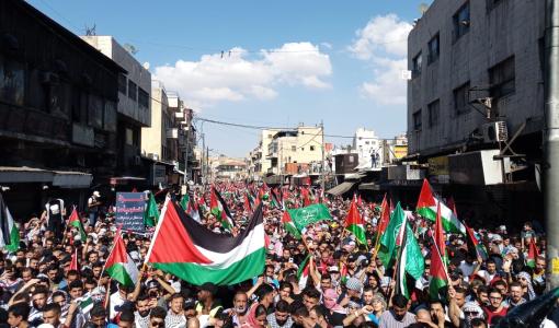 متظاهرون أمام المسجد الحسيني في عمان لدعم المقاومة