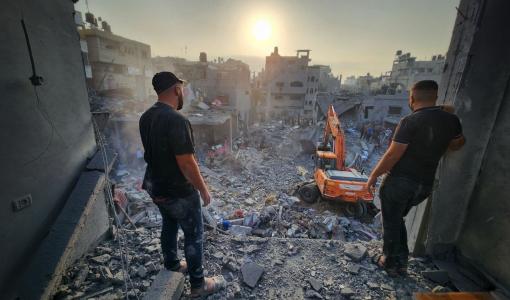 فلسطينيان يقفان على ركام الدمار الذي خلفه عدوان الاحتلال على خانيونس 25 تشرين أول 2023