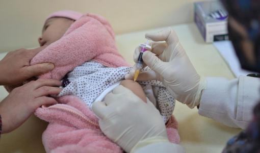 طفلة تتلقى جرعة التطعيم الروتيني طفلة تتلقى جرعة التطعيم الروتيني