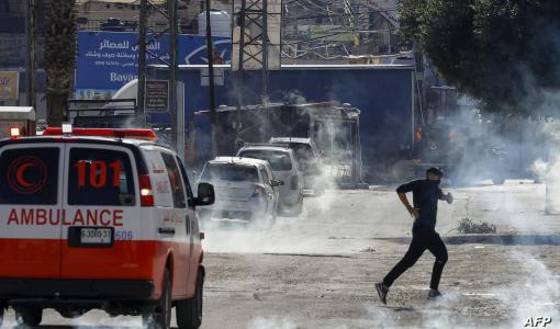 شاب يحاول تفادي قنابل غاز الاحتلال في مخيم بلاطة 23 تشرين الثاني 2023 | المصدر: وكالة الأنباء الفرنسية