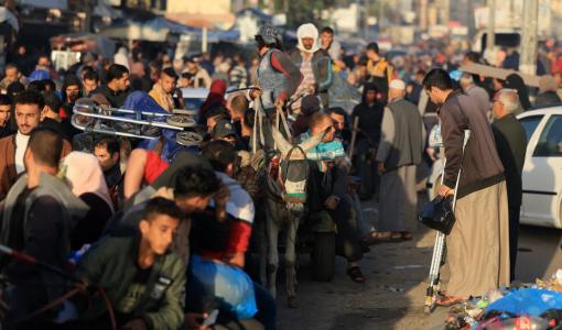 فلسطينيون ممن لجؤوا إلى مراكز إيواء مؤقتة يعودون إلى منازلهم شرق خان يونس، جنوب القطاع | الجمعة 24 تشرين الثاني 2023