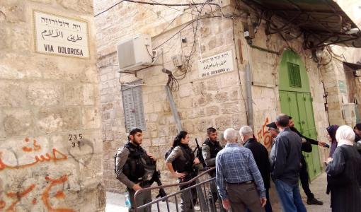 جنود الاحتلال الإسرائيلي عند بوابات التفتيش يمنعون دخول المصلين إلى المسجد الأقصى