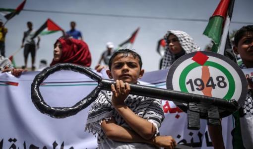 طفل فلسطيني يرفع مفتاحا يرمز للعودة
