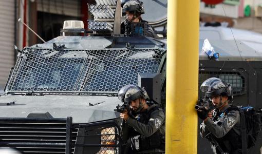 جنود الاحتلال يشهرون سلاحهم في الضفة الغربية