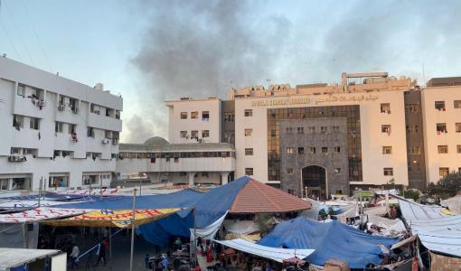 تصاعد الدخان من محيط مستشفى الشفاء وتظهر خيام النازحين في محيط المستشفى- رويترز