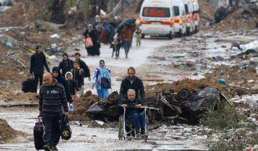 فلسطينيون يتنقلون من شمال قطاع غزة نحو الجنوب خلال الهدنة المؤقتة، بالقرب من مدينة غزة، 27 تشرين الثاني 2023 | المصدر: رويترز