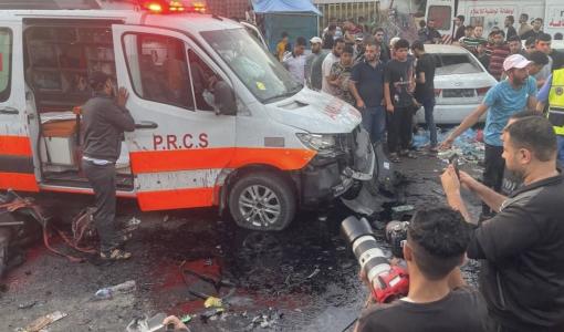 سيارة إسعاف استهدفتها طائرات الاحتلال على باب مستشفى الشفاء في غزة 4 تشرين ثاني 2023