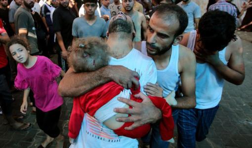 أب يحمل طفلته الذي قتلها عدوان الاحتلال على غزة