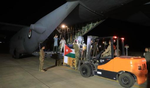 تجهيزات المساعدات الطبية قبل إرسالها إلى غزة