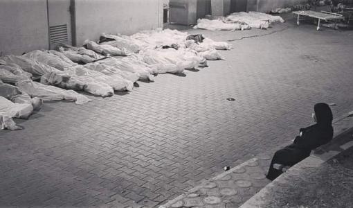 سيدة فلسيطينة تجلس أمام جثامين عائلتها الذين استشهدوا بمجزرة  مخيم جباليا - غزة 31 تشرين أول 2023