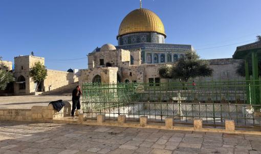 فلسطيني يتوضأ وحيدا أمام قبة الصخرة المشرفة لأداء صلاة الجمعة - 24 تشرين الثاني 2023