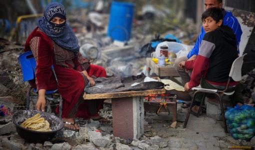 عائلة فلسطينية تعيش فوق أنقاض منزلها في المناطق الشرقية لخان يونس-27 تشرين الثاني 2023