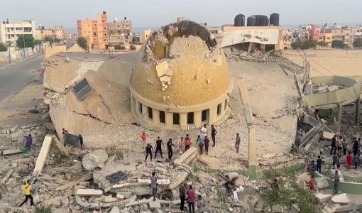 فلسطينيون يتفقدون آثار تدمير  طائرات الاحتلال لمسجد بخان يونس