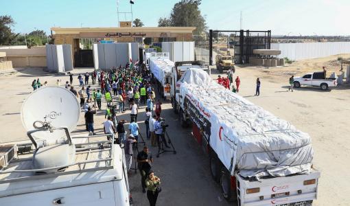 قافلة مساعدات إنسانية على بوابة معبر رفح