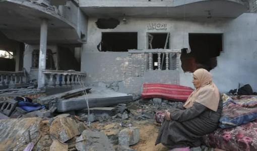 امرأة فلسطينية تجلس على آثار منزلها الذي دمره القصف الإسرائيلي على قطاع غزة 20 تشرين الثاني 2023