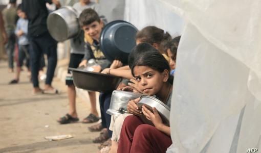 أطفال نازحون في غزة ينتظرون توزيع مساعدات غذائية | المصدر: فرانس برس