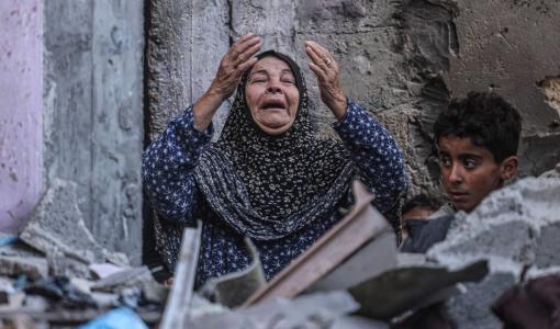 مسنة فلسطينية وسط ركام منزلها الذي دمرته غارة إسرائيلية في رفح 16/12/2023 | المصدر: فرانس برس