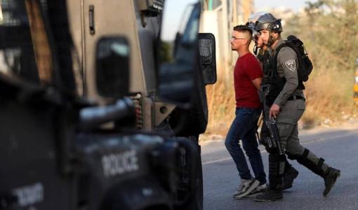 صورة أرشيفية من اعتقال جنود الاحتلال لأحد الشبان الفلسطينيين
