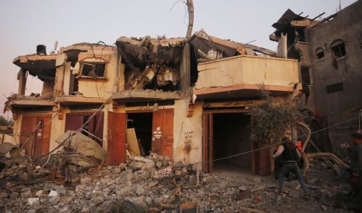 قصف إسرائيلي على منزل بمدينة دير البلح وسط قطاع غزة 22/12/2023 | المصدر: الأناضول