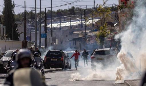 فلسطينيون يحاولون تجنب قنابل غاز أطلقها الاحتلال في القدس المحتلة 22/12/2023 | المصدر: القسطل الإخباري