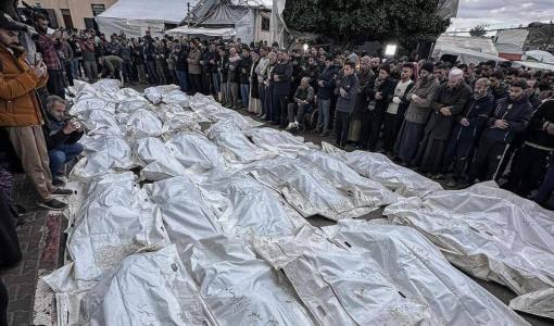 صلاة الجنازة على أكثر من 70 شهيدا في مجزرة لجيش الاحتلال في مخيم المغازي للاجئين وسط قطاع غزة 25/12/2023