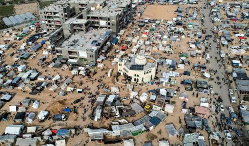 خيام النازحين حول مسجد رائد العطار في رفح جنوب قطاع غزة بالقرب من الحدود المصرية. 9 كانون الأول 2023 | المصدر: فرانس برس